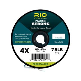Vorderansicht einer RIO Powerflex Strong Tippet Vorfachspule auf weißem Grund; zu sehen sind das markante RIO-Logo, die Produktbezeichnung 'Powerflex Strong Tippet' in schwarzer und blauer Schrift sowie das hellblaue, elastische Schnurhalteband (Spool Ten