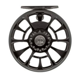 Rückansicht der matt-schwarzen Ross Reels Evolution FS Fliegenrolle; zu sehen sind das große, ergonomisch geriffelte Bremsrad mit Ross Reels-Logo, der semi-caged Aluminiumrahmen und die maschinell eingravierte Land-and-Sea Berg-und-Wellen-Grafik
