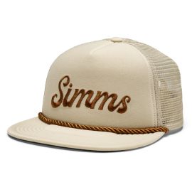 Simms Captains Hat in Burnished Clay, sandfarbenes Cap mit braunem Simms Schriftzug in Schreibschrift und gedrehter Kordel am flachen Schirm, Ansicht schräg von vorne