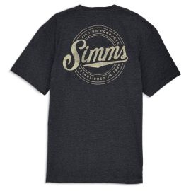 Rückansicht des dunkelgrauen Simms Circle Lockup T-Shirts auf einem Mannequin; zeigt das kreisförmige Logo mit Forellengrafik und Simms-Schriftzug auf der Brust