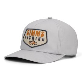 Vorderansicht der hellgrauen Simms Double Haul Cap aus Baumwoll-Twill; zeigt den quadratischen Patch mit einem abstrakten Barsch-Design auf der Front