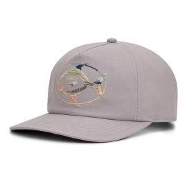 Vorderansicht der dunkelgrauen (Shale) Simms Double Haul Cap; zeigt den quadratischen Patch mit einem Fisch-Motiv und den markanten SIMMS-Schriftzug auf dem Baumwoll-Twill