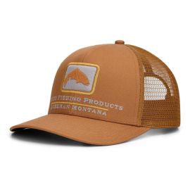 Vorderansicht der Simms Double Haul Icon Trucker Cap in Earthenware (warmes Terracotta-Braun); zeigt die quadratische Patch-Grafik mit einer dunklen Fisch-Silhouette vor einer Bergkulisse