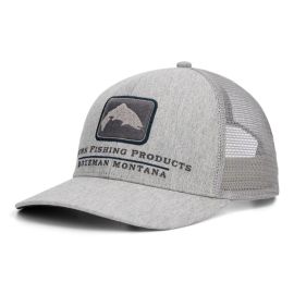 Vorderansicht der Simms Double Haul Icon Trucker Cap in meliertem Hellgrau (Hopper Head Heather); zeigt einen quadratischen Patch mit einer Fisch-Silhouette und Bergmotiven