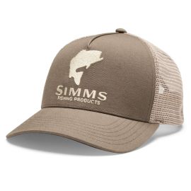 Simms Double Haul Trucker Cap in Dolomite, graubraune Kappe mit gesticktem Schwarzbarsch und cremefarbenem Mesh, Ansicht schräg von vorne