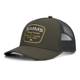 orderansicht der Simms Double Haul Trucker Cap in Loden (Dunkeloliv); zeigt die Front aus Baumwoll-Twill mit dem quadratischen Simms Stamp Lockup Logo-Patch