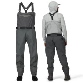 Vorderansicht der Simms Flyweight Packable Wathose in Cinder, mit minimalistischem Design und verstellbaren Hosenträgern. Kombiniert mit Rückansicht, getragen von einem männlichen Model.