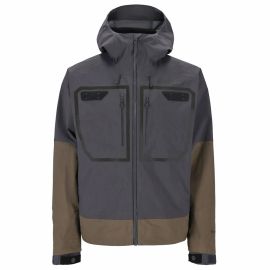 Vorderansicht der Simms G3 Guide Jacke in Dark Elkhorn (Grau/Oliv); zeigt die zwei großen Brusttaschen mit wasserdichten Reißverschlüssen, Klett-Patches für Fliegen und die verstellbare Sturmkapuze