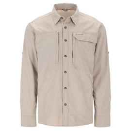 Vorderansicht des hellgrauen Simms Men's Guide BugStopper Langarmhemds in der Farbe Dolomite Heather; zeigt die zwei großen Brusttaschen mit Reißverschluss und die technische Ripstop-Struktur