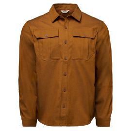 Simms Harbor Work Shirt in Cobia, Vorderansicht des braunen Hemds mit Kragen, Knopfleiste mit braunen Knöpfen, zwei Brusttaschen mit Klappe, Knopf und Falteneinsatz sowie Simms Etikett im Nacken