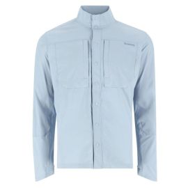 Vorderansicht des hellblauen Simms Latitude BiComp Shirts auf einem Torso; zeigt die zwei Brusttaschen mit Reißverschluss, die klassische Knopfleiste und die hybride Materialkonstruktion für verbesserte Mobilität