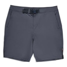 Vorderansicht der dunkelgrauen Simms Seamount Shorts auf weißem Hintergrund; gut zu sehen sind der integrierte, farblich abgestimmte Gürtel mit Steckschnalle, die seitlichen Eingriffstaschen und die kleinen Bewegungsschlitze am Beinsaum.
