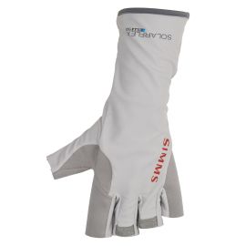 Simms SolarFlex Guide Glove in Overcast, Handrückenseite eines hellgrauen Halbfinger-Handschuhs mit langer Stulpe, SolarFlex UPF 50 Aufdruck, rotem Simms Schriftzug und kleinen Schlaufen an den Fingerenden
