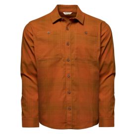 Simms Tailout Flannel Louie Plaid in Cobia, Vorderansicht des rostbraun karierten Flanellhemds mit olivfarbenen Karostreifen, Kragen, Knopfleiste mit braunen Knöpfen, zwei Brusttaschen mit Knopf und Simms Etikett im Nacken