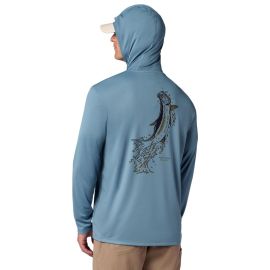 Rückansicht eines Anglers im blauen Simms Tech Hoody; zeigt das großflächige Artist-Series-Design eines Tarpons in Albacore-Farben
