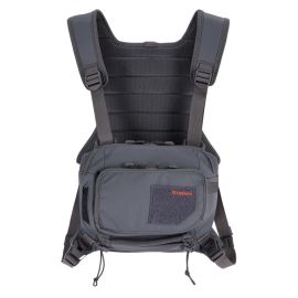 Vorderansicht des Simms Tributary Chest Packs mit großem Hauptfach, Klett-Fliegenpatch und Fronttasche