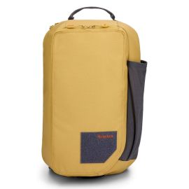 Vorderansicht des Simms Tributary Sling Packs in Bistre (Dunkelbraun) mit großen Reißverschlussfächern und robusten Befestigungspunkten für Zubehör