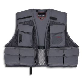 Vorderansicht der hellgrauen Simms Tributary Angelweste; zeigt die verschiedenen Taschenanordnungen, den Reißverschluss und das Simms-Logo auf der Brust