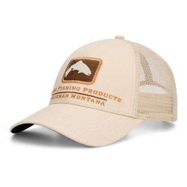 Vorderansicht der Simms Trout Icon Trucker Cap in Burnished Clay (warmes Tan); zeigt den gestickten Patch mit der Silhouette einer Forelle und den Simms-Schriftzug