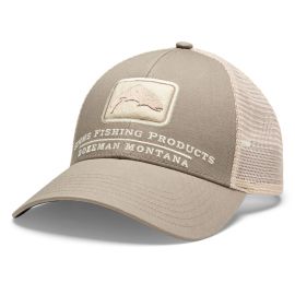 Simms Trout Icon Trucker Cap in Dolomite, graubraune Kappe mit hellem Forellen-Patch und beigem Mesh, Ansicht schräg von vorne