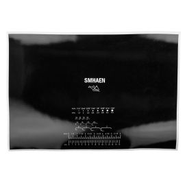 Draufsicht auf die schwarze SMHAEN Fly Tying Mat aus Silikon mit verschiedenen Vorlagen für Haken, Perlen und Maß in cm- und inch-Angaben sowie dem SMHAEN-Logo in der Mitte