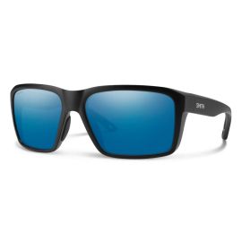 Smith Optics Backcast Polarisationsbrille mit blau verspiegelten Gläsern und dunklem Rahmen in schräger 3D-Frontansicht
