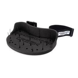 Cestino ultraleggero Søndergaard Creek nel colore nero, la foto in studio mostra il cestino da una prospettiva obliqua dall'alto con la cintura e le fibbie di regolazione