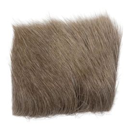 Nahaufnahme eines quadratischen Fellstücks des SwissCDC Sami Lapland Reindeer Bindematerials in der Farbe Natural vor weißem Hintergrund; dargestellt sind die dichte Unterwolle und die feinen, naturbelassenen grauen, braunen und cremeweißen Grannenhaare m