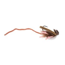 Profil-Seitenansicht der Umpqua Macho Mouse (Smitherman) Oberflächenfliege vor hellem Hintergrund; deutlich zu sehen ist der perfekt graubraun melierte, bauchige Körper aus dicht geschorenem Hirschhaar, die weichen Wildleder-Ohren am Kopf sowie der lange,