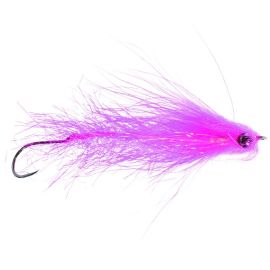Seitenansicht des Umpqua Party Girl Streamers in der auffälligen Farbe Pink vor hellem Hintergrund; dargestellt ist der langgestreckte, voluminöse Körper aus weich fließenden, leuchtend pinken Synthetikfasern und Hecheln mit dezenten Glanzelementen am rob