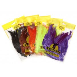 Fünf transparente Verpackungstütchen mit Veniard Large Cock Neck Hackles (2 g) auf weißem Hintergrund, gefächert nebeneinander dargestellt mit farbigen Hahnenfedern in Schwarz, Braun, Fluo-Orange, Chartreuse-Gelb und Violett unter dem gelben Veniard-Kopfe