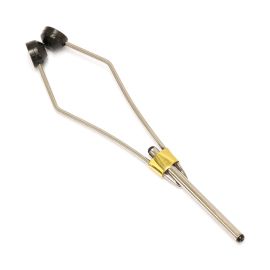 Veniard Lightweight CI Bobbin Holder Fadenhalter aus satiniertem Edelstahl mit schwarzer Spulenaufnahme, goldener Verbindungshülse und Metall-Führungsrohr mit dunklen Keramikeinsätzen an den Öffnungen auf weißem Hintergrund