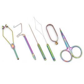 Einzelansicht der 6 enthaltenen Veniard TC Premium Bindewerkzeuge mit schimmernder, regenbogenfarbener Beschichtung: Fadenhalter, Knotenbinder, Bindenadel, Einfädler, Hechelklemme und Bindeschere
