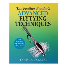 Buchcover von 'The Feather Bender’s Advanced Flytying Techniques' von Barry Ord Clarke mit grün-gelbem Hintergrund, einer großen aufgesteckten Trockenfliege im Zentrum und einem blauen Hinweis-Kreis 'With video link to the author tying every fly featured'