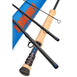 Vision Merisuola III Fliegenrute, drei Rutenteile mit Korkgriff, Rollenhalter mit blauem Wabenmuster und Fighting Butt vor einem blauen Stoffbeutel mit orangefarbenem Merisuola Vision Logo