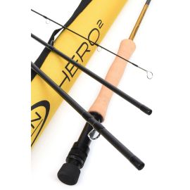 Nahaufnahme des Fliegenruten-Blanks, des Rollenhalters und des Kork-Griffs einer Vision Seatrout Hero² Fliegenrute auf weißem Hintergrund.