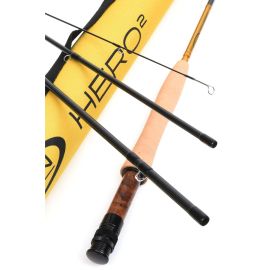 Nahaufnahme des Fliegenruten-Blanks, des Rollenhalters und des Kork-Griffs einer Vision Trout Hero² Fliegenrute auf weißem Hintergrund.