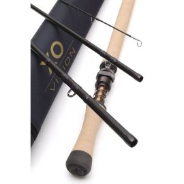 Vision XO III Zweihand-Fliegenrute, drei Rutenteile mit langem Korkgriff und Rollenhalter mit Wabenmuster neben einem dunkelblauen Stoffetui mit goldenem XO Vision Logo, im Vordergrund die Endkappe mit Prägung