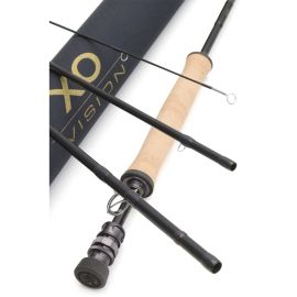 Vision XO Seatrout Fliegenrute, Korkgriff mit Fighting Butt, Uplocking-Rollenhalter und drei Rutenteile vor einem dunkelblauen Rutenrohr mit goldenem XO Vision Logo